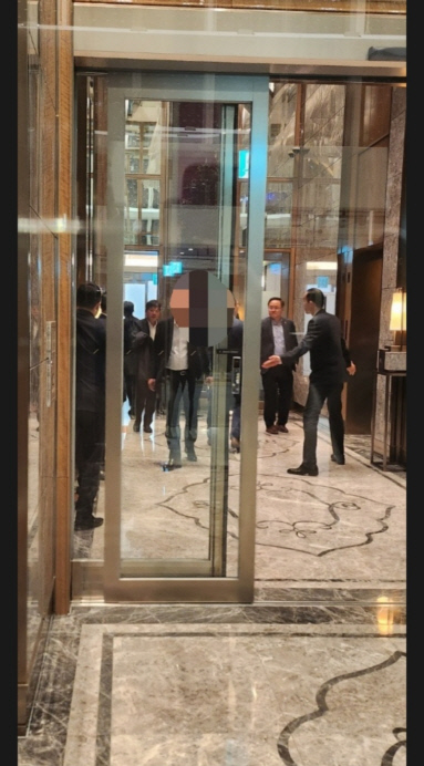 김연섭(왼쪽) 롯데에너지머티리얼즈 대표이사와 최연수(오른쪽) 롯데알미늄 대표이사가 9일 VCM을 마치고 잠실 롯데월드타워를 나서고 있다. 사진= 김수연기자newsnews@dt.co.kr